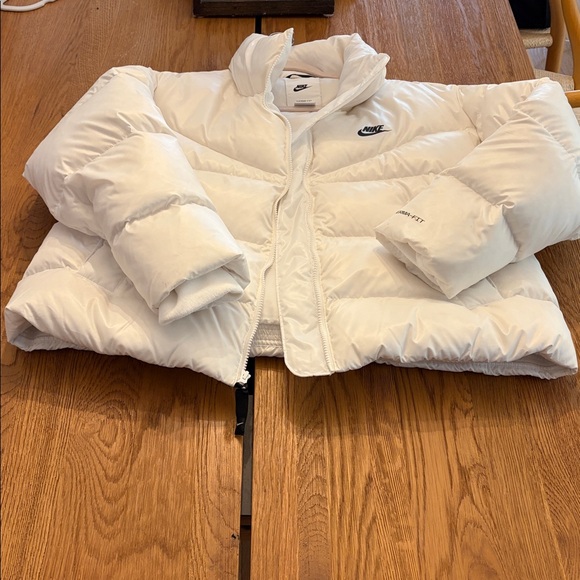 Nike Women's Classic White Puffer Jacket - Picture 10 of 10